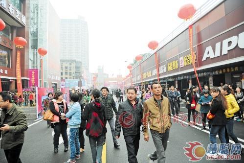 春節(jié)過(guò)后，很快就是3·15促銷節(jié)點(diǎn)，長(zhǎng)沙各大家居建材市場(chǎng)都在積極備戰(zhàn)吸引消費(fèi)者。