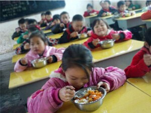 (圖)熱騰騰的免費午餐為學生們送去冬日的溫暖
