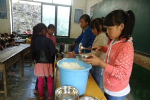 (圖)孩子們幫助老師為同學們分配免費午餐
