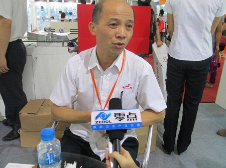  健雄地漏總經(jīng)理黃貴周在接受小編采訪