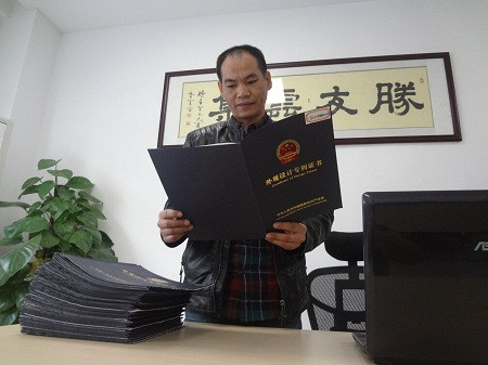   圖說：松偉照明營銷副總經理鄧繼俠在向記者介紹松偉獲得的外觀設計專利