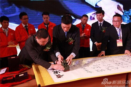 恒潔衛浴兩位靈魂領袖合力為2015主題卷軸蓋上“恒潔衛浴”王者之印