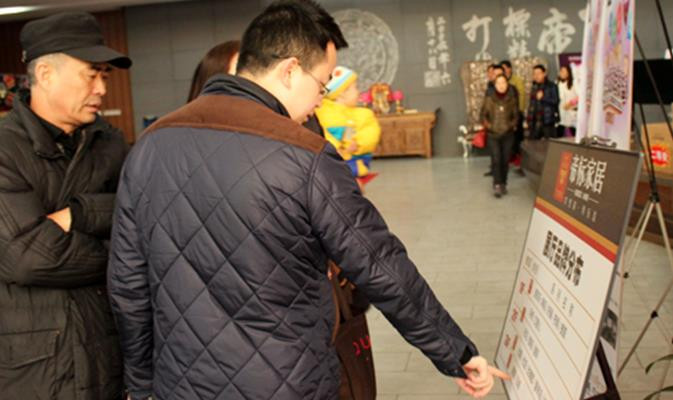 來賓在認真看展廳分布圖