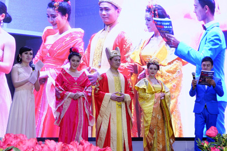 武媚娘扮演者范冰冰的克隆明星伍嬌(右二)、曾芹(左二)
