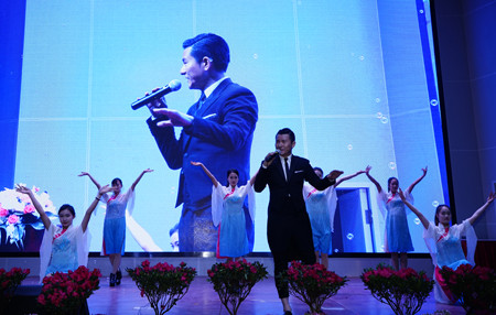 劉德華特型演員教海嘩在現場演唱《愛你一萬年》