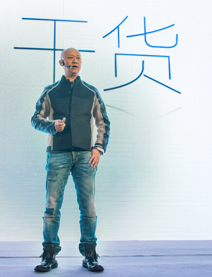 圖為博洛尼產(chǎn)品事業(yè)部總經(jīng)理蔡興國(guó)介紹全屋定制