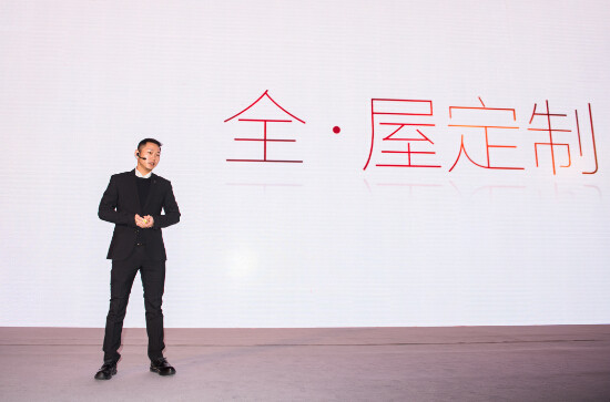圖為博洛尼產(chǎn)品事業(yè)部總經(jīng)理蔡興國(guó)介紹全屋定制