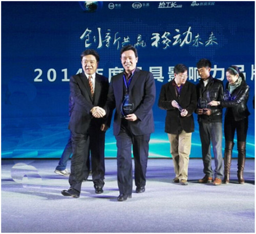 中國建筑裝飾裝修材料協會會長任常青(左一)與特普麗墻紙營銷中心總監李濟公(左二)