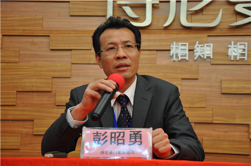 詩尼曼家居門窗事業部總經理彭昭勇回答媒體提問