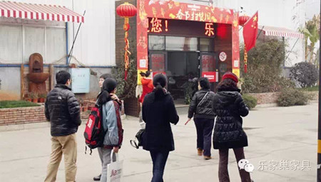 巢粉們紛紛奔赴樂家巢參加春節掃貨周的最后狂歡