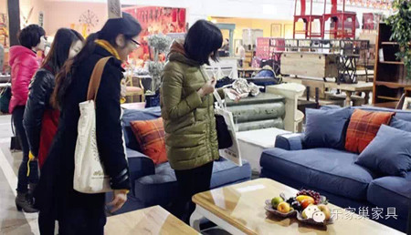 正在挑選商品的客戶