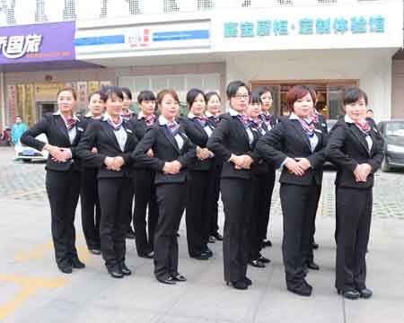 (英姿勃發(fā)的嘉寶導(dǎo)購(gòu)部服務(wù)人員)
