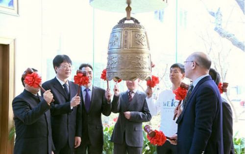 (掛牌上市敲鐘儀式 左五 分豆教育董事長兼CEO于鵬 )