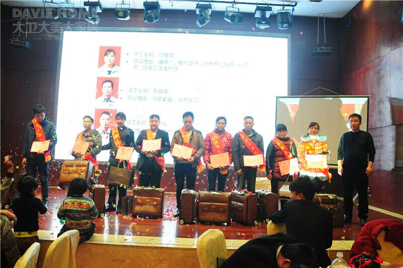 總經理蔣方為部門優秀員工頒發證書、獎品并合影