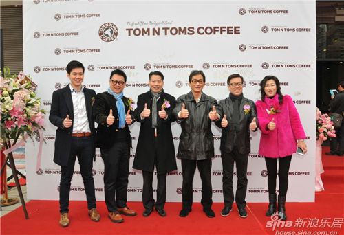 左起： Felix 、梁志天先生 、佘學彬先生 、郭思治先生 、陳永陸先生 、袁順意女士