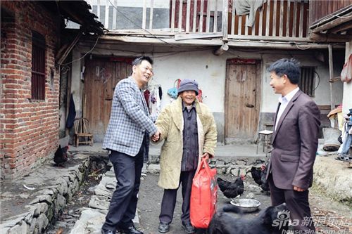 九牧將毛毯送至85歲老人家中
