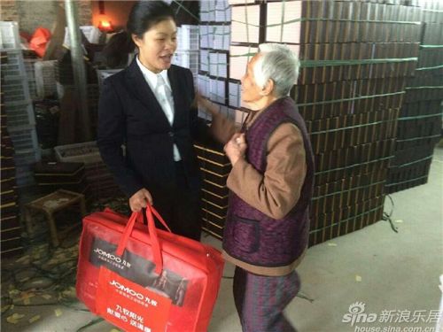 九牧給老人送毛毯，老人再三感激