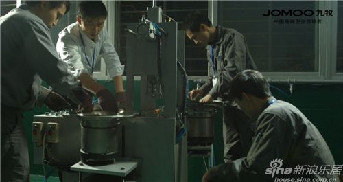 九牧五金部章應成與工友一起做研發實驗