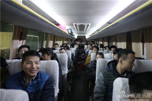 九牧人啟程回鄉(xiāng)，笑容洋溢