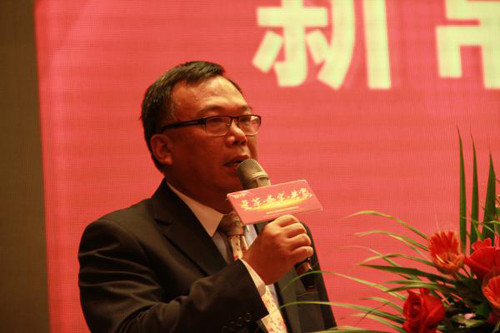 董事長(zhǎng)何乾發(fā)表演講