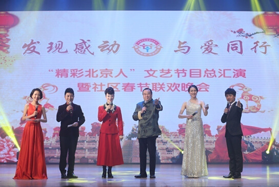 環球購物主持人王斯瑤(左一)、張嘉言(左二)參與晚會主持工作