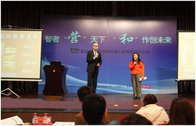 特普麗設計總監博恩·哈根(左一)進行流行趨勢及新版本介紹
