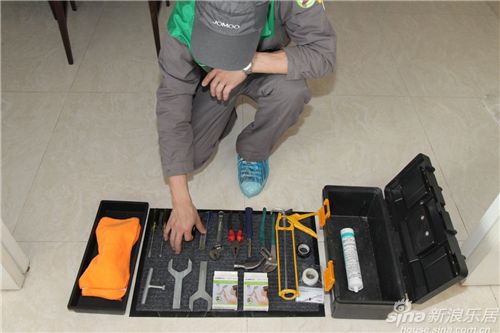 保養結束，九牧專業服務人員正在整理工具箱