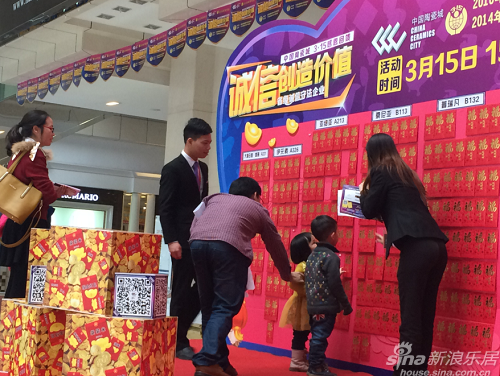 舞臺上主持人與顧客的親切互動，及時了解顧客購買需求，并引導顧客前往采購