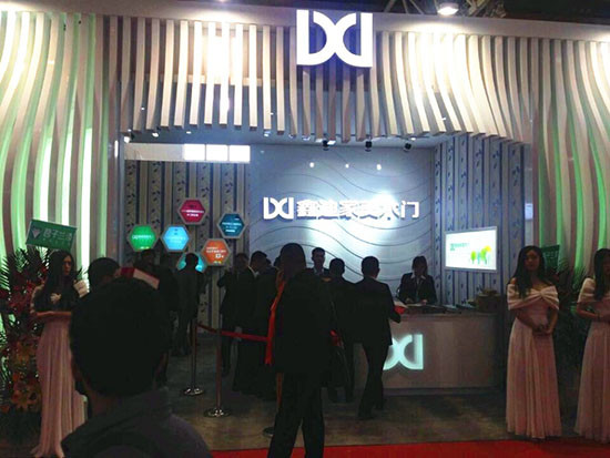 極具時尚、清新氣質的展位前，美女的倚門顧盼，兩種美相得益彰！