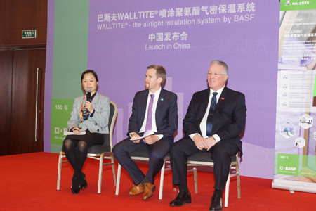 巴斯夫代表介紹WALLTITE®氣密保溫系統解決方案-左起：巴斯夫（中國）有限公司建筑市場行業高級經理劉艷麗博士、巴斯夫亞太區特性材料部建筑業務管理區域總監宜斐德博士、巴斯夫加拿大有限公司聚氨酯業務部業務發展經理Pierre Couture先生