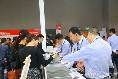 前來參觀、咨詢的人絡(luò)繹不絕