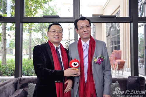 詩尼曼副總裁兼衣柜總經(jīng)理黃偉國和門窗總經(jīng)理彭昭勇接受采訪