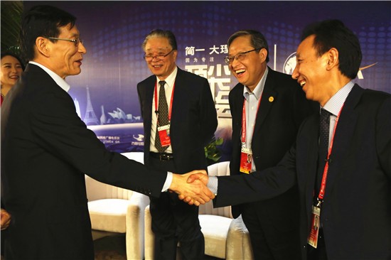 前總理朱榕基之子、前中金公司CEO、亞洲最具影響力商業領袖朱云來（左一）到場