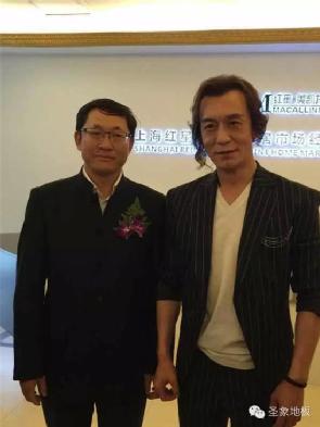 圣象執行總裁郭輝在中國好家居聯盟百城峰惠主場公布政策簽承諾書