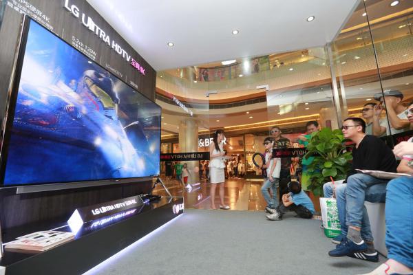 圖4：消費者體驗LG 98吋巨幕4K電視UB9800觀看3D大片.jpg