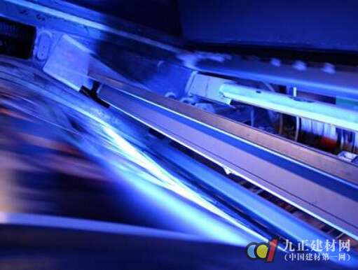 LED行業(yè)競爭激烈 小廠或?qū)⒅鸩奖惶蕴? class=