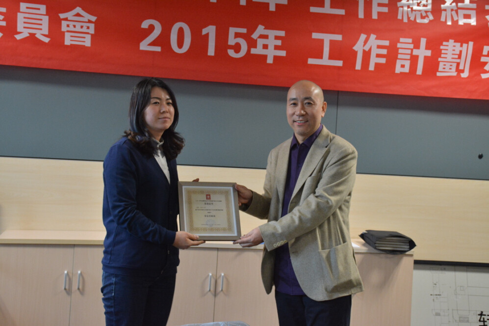 岳少華老師為優(yōu)秀設(shè)計(jì)師王含亦頒發(fā)證書
