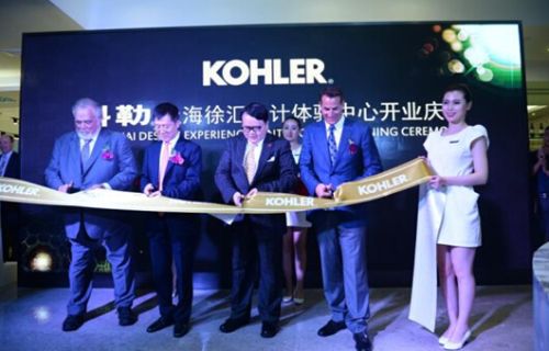 科勒集團董事會執行主席Herbert V. Kohler, Jr. 先生,科勒集團新一代掌門人、總裁兼首席執行官David Kohler先生,科勒廚衛集團亞太、歐洲及非洲地區總裁阮家明先生,以及上海林邦工貿有限公司總經理徐安林先生,為科勒上海徐匯設計體驗中心開業剪彩,共同見證了科勒在上海家裝市場的又一新篇章。