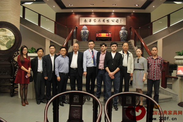 俄羅斯商業巨賈Mark Iliev(右四)、永華紅木家具副總經理邱志坤(左六)以及“廣州三會”考察團等在永華紅木展廳合影留念