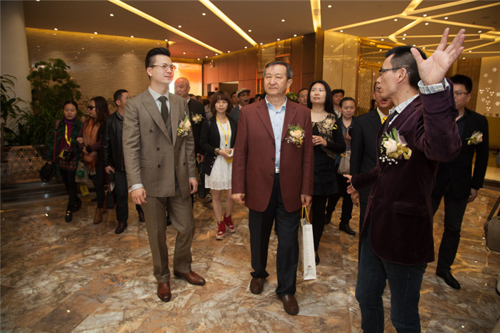 11、盧偉佳總裁帶隊(duì)參觀新展廳.jpg