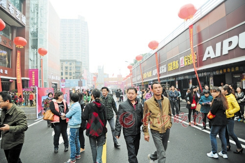 春節過后,很快就是3·15促銷節點,長沙各大家居建材市場都在積極備戰吸引消費者。 資料圖片