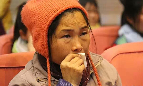 學(xué)子家長聽取演講感動落淚