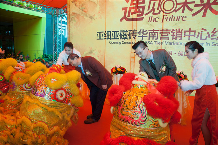 8、盧偉佳總裁和葉向陽(yáng)會(huì)長(zhǎng)為舞獅點(diǎn)睛..jpg