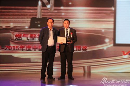 萬和熱能科技拓展中心總經理王柱小上臺接受主辦方授予的紅頂獎獎牌與獎杯