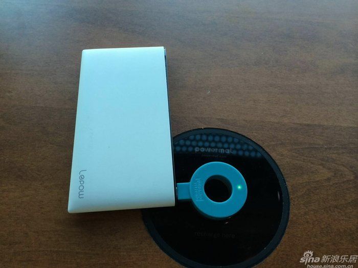 圖為記者在給移動電源充電，圓環(huán)即無線充電設備，類似黑膠唱片的為充電感應區(qū)