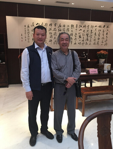 明木緣董事長王一先生和著名的明清家具專家、中國明式家具研究所所長濮安國合影