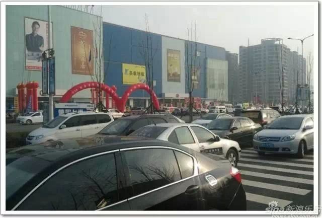 外廣場停車場的車都“溢”到大馬路上了,太火爆了! 外廣場停車場的車都“溢”到大馬路上了,太火爆了!