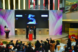 左起京東權益類眾籌負責人高洪偲、紅星美凱龍集團副總裁王偉、  　　紅星美凱龍上海區(qū)域總經理兼真北商場總經理陳林共同啟動家居眾籌項目