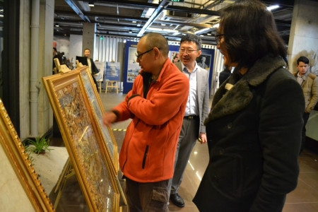 嘉賓觀摩簡一大理石瓷磚產品