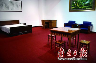 商家擺放著的定制高檔的紫檀家具。孫俊杰 攝